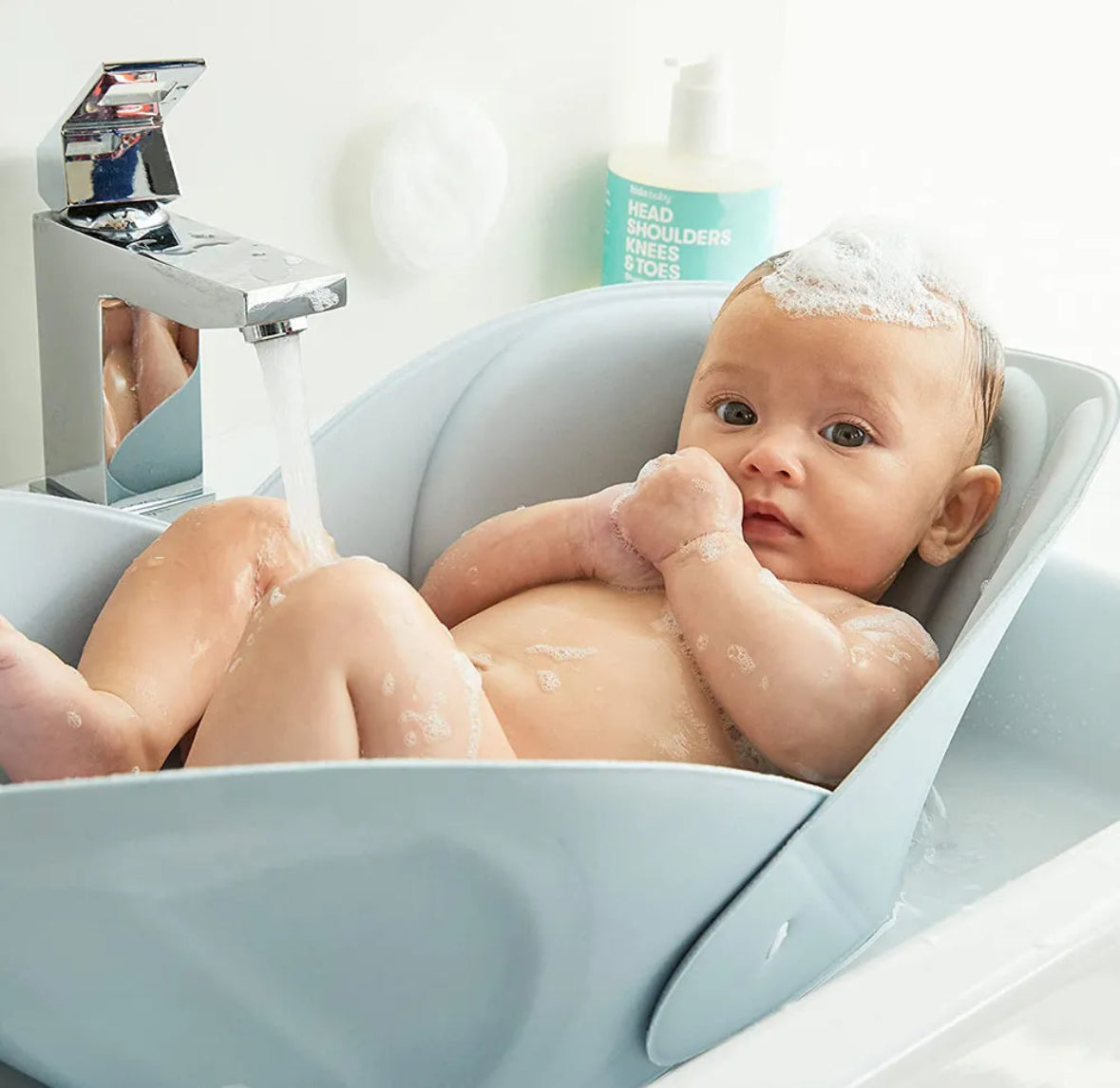 Baby bathtub with bath cushion