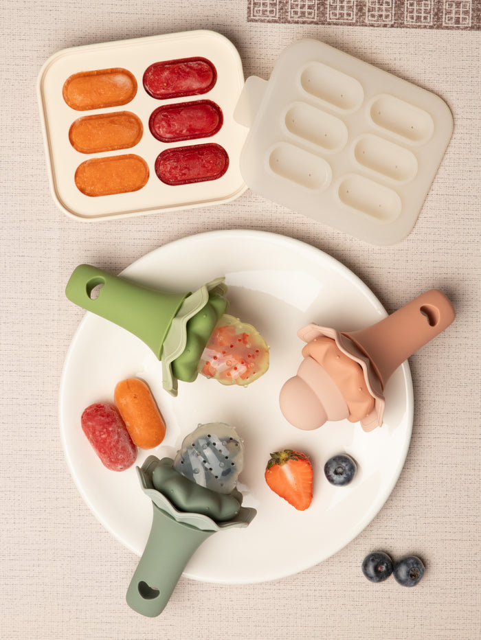 Baby food feeder with freezer tray