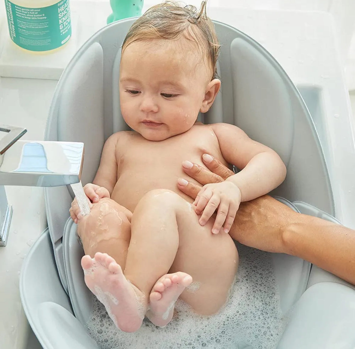 Baby bathtub with bath cushion