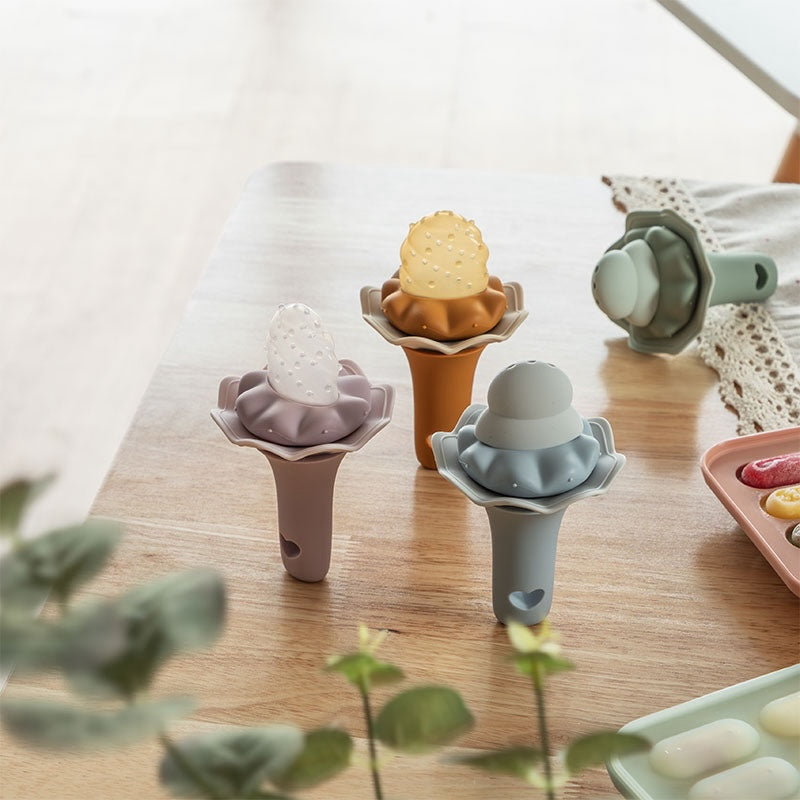 Baby food feeder with freezer tray